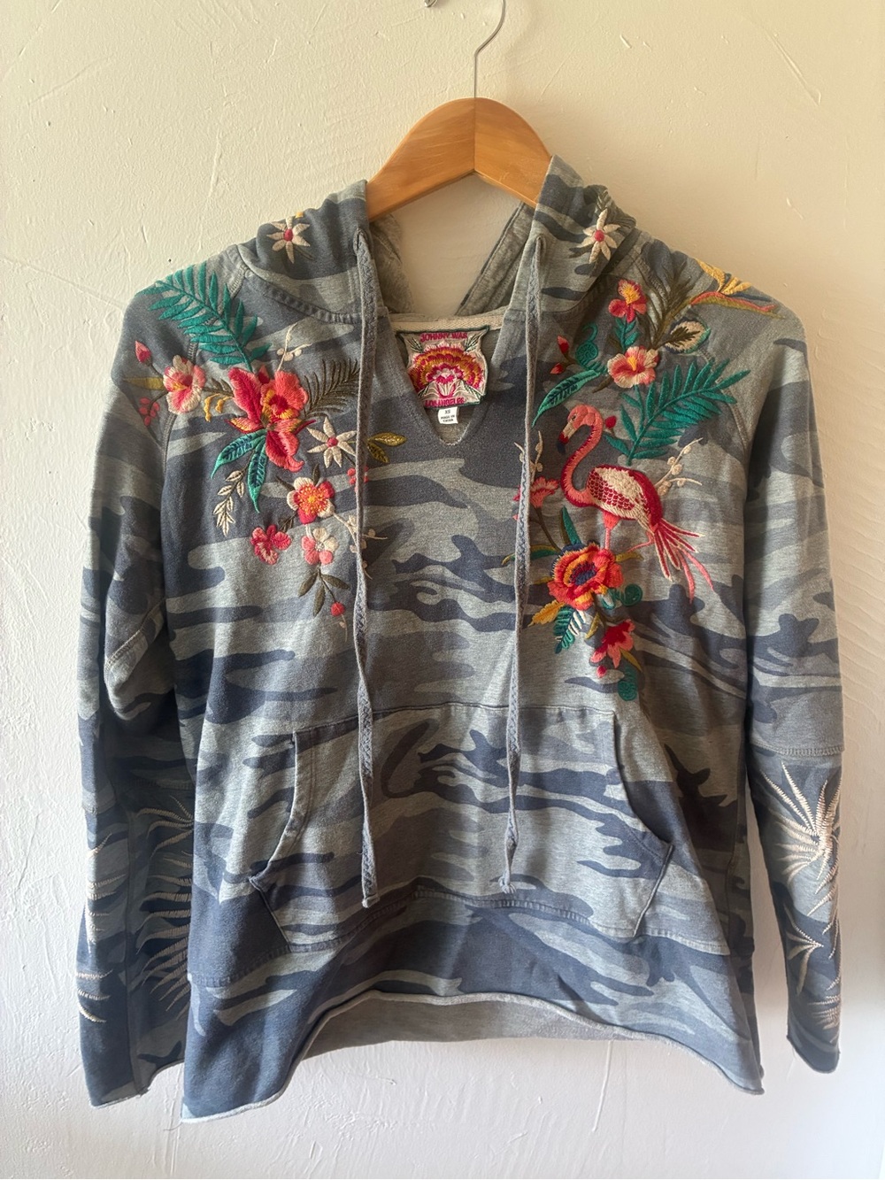 JOHNNY WAS Nohea Camo Embroidered Floral Flamingo Hoodie XS Raw Hem Casual Boho